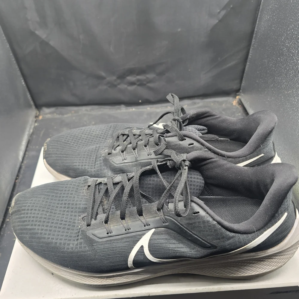 Nike‎ Charcoal Gray Sneakers